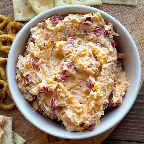 House Made Pimento Cheese with Ritz Crackers (1qt)