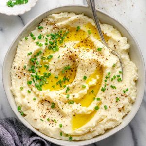 Keto friendly whipped cauliflower garlic puree
