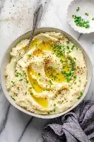 Keto friendly whipped cauliflower garlic puree